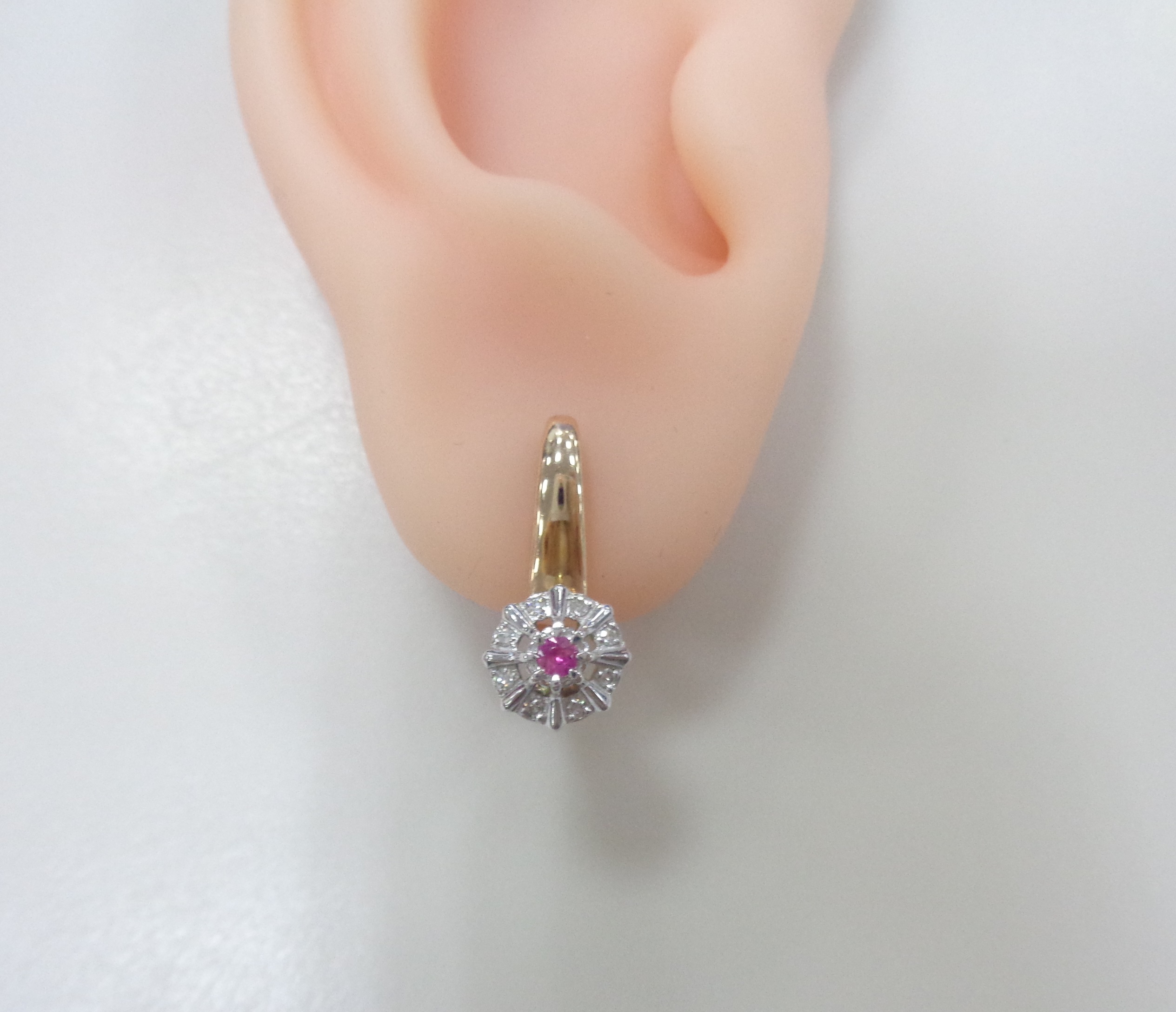 Золотые серьги 585 пробы; родий; вставки 2 Рубин нат. 0,075 2/2; 16 Бр.Кр-17 0,063 2/3А;